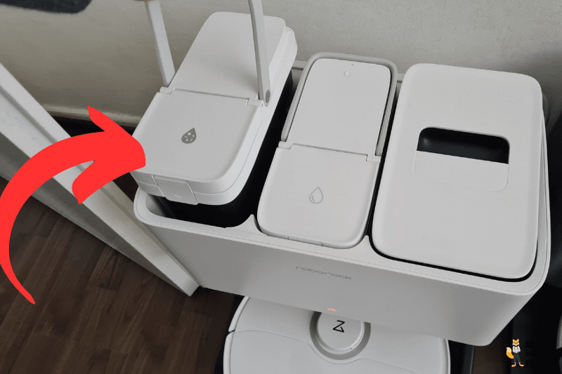 Резервуар для грязной воды Roborock S8 Pro Ultra виден крупным планом.